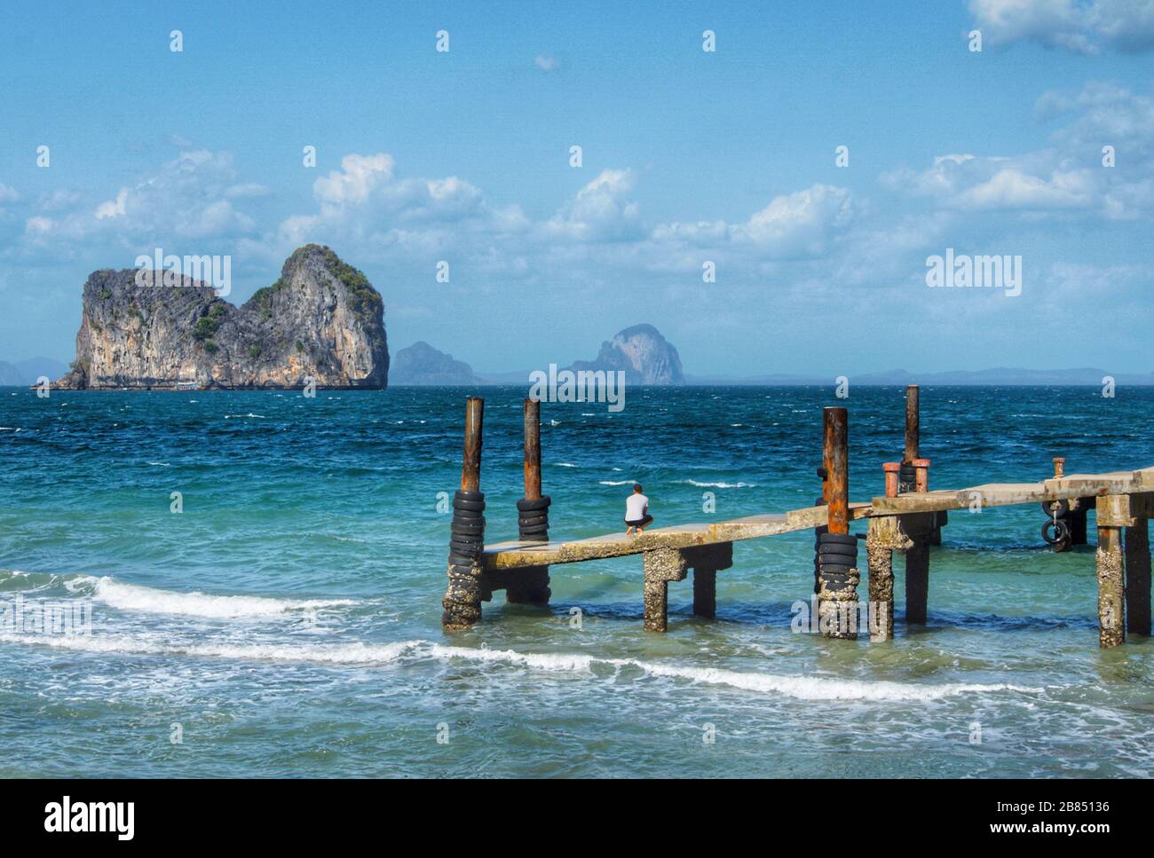 Ko Ngai Hai Island Ocean Peer View mit Person Stockfoto