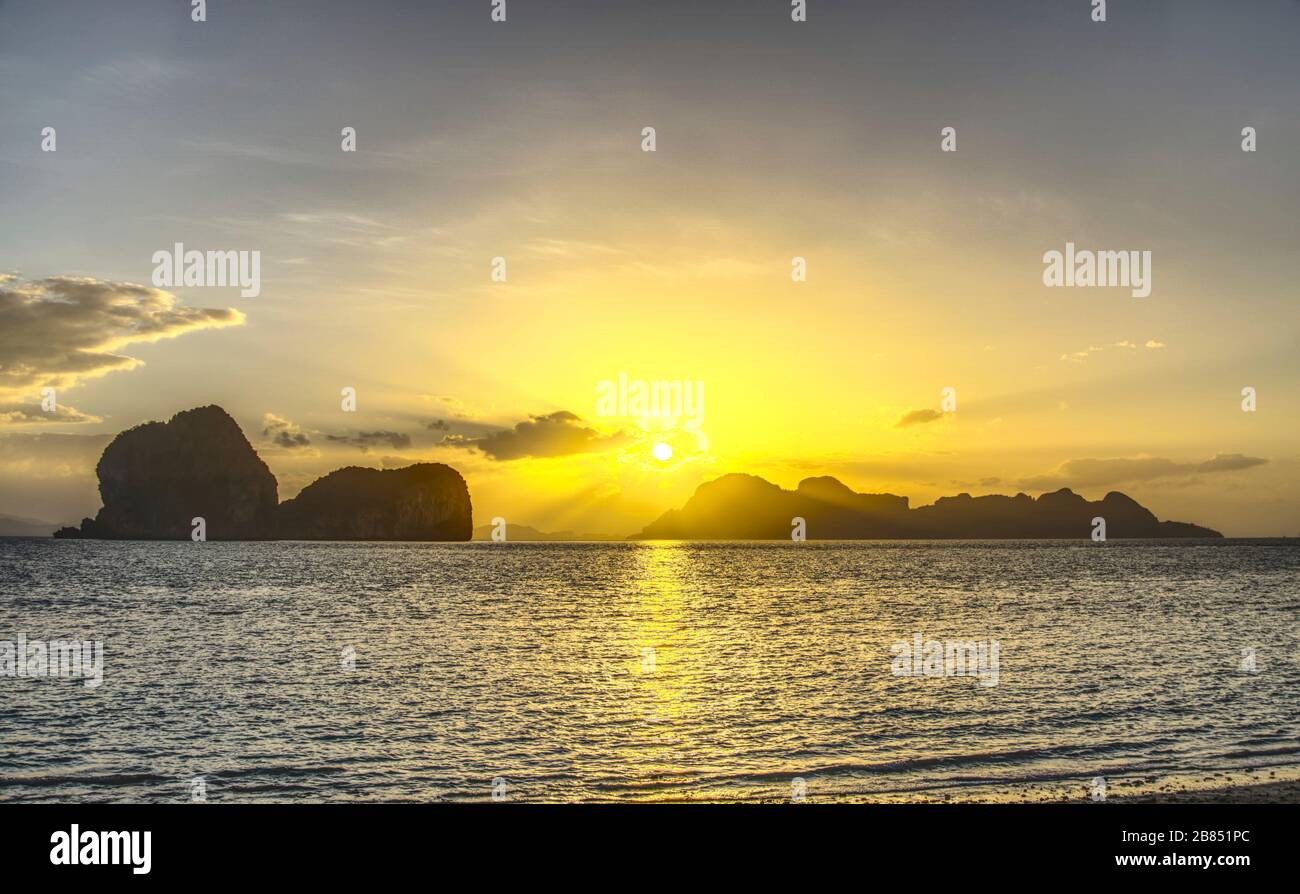 Ko Ngai Hai Island Sonnenaufgang Luftdronblick Stockfoto