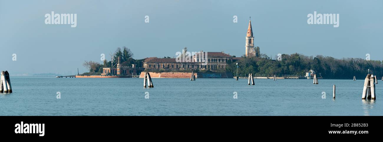 Blick vom Lido auf die verlassene Poveglia-Insel, ein ehemaliges psychiatrisches Krankenhaus von Venedig, Italien Stockfoto