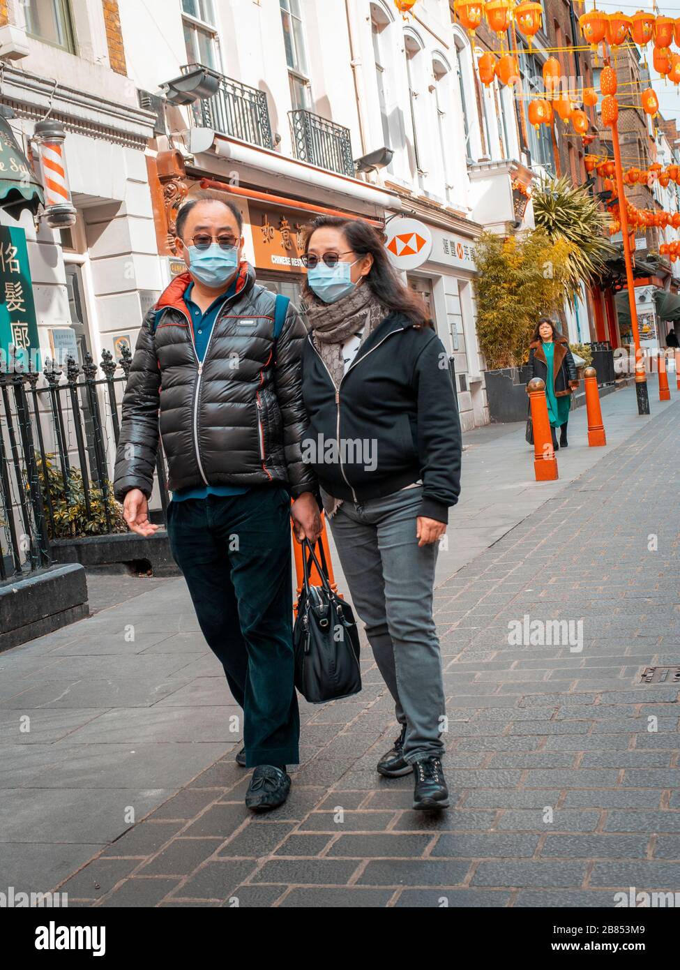 Touristen in Chinatown tragen Schutzmasken wegen des Ausbruchs von Coronavirus Stockfoto