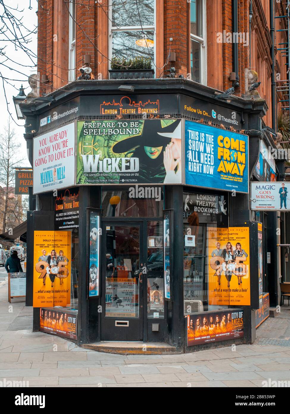 Geschlossene Box-Niederlassung an der Shaftesbury Avenue im Londoner West End aufgrund des Ausbruchs von Coronavirus Stockfoto