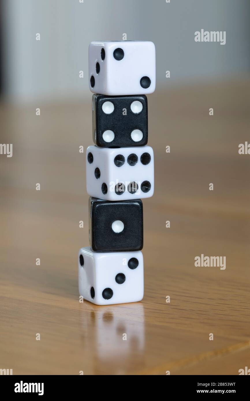 Eine kleine Spalte mit schwarzen und weißen Würfeln. Stockfoto