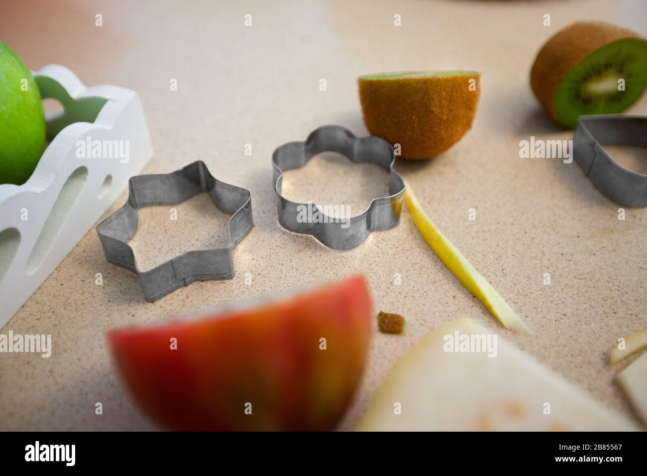 Zubereitung von Kuchen mit frischen Früchten Stockfoto