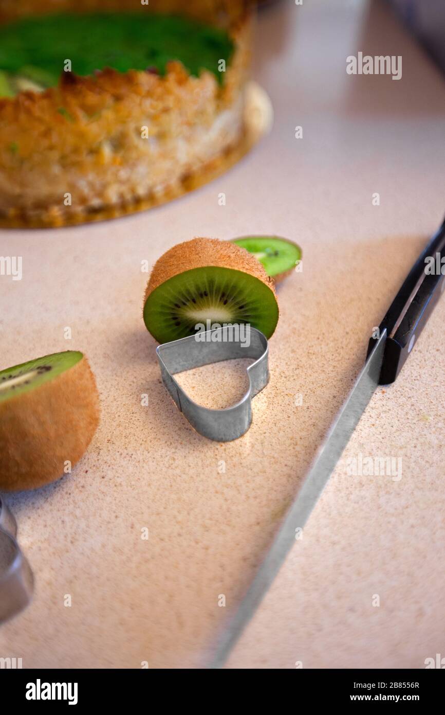 Zubereitung von Kuchen mit frischen Früchten Stockfoto