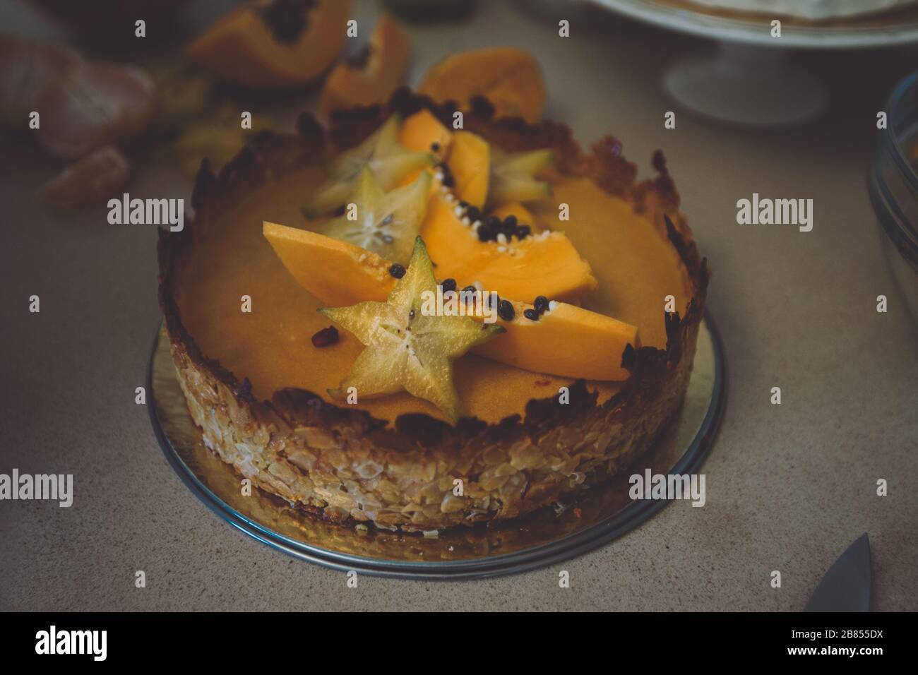 Zubereitung von Kuchen mit frischen Früchten Stockfoto