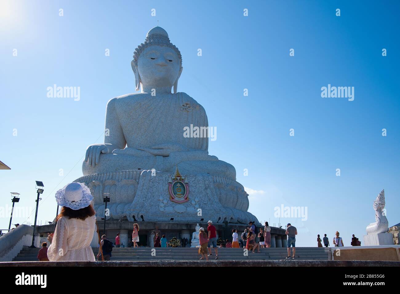Großes Buddha-Denkmal auf der Insel Phuket, Thailand. Phuket Big Buddha ist eines der wichtigsten und verehrten Wahrzeichen auf der Insel Phuket. Stockfoto
