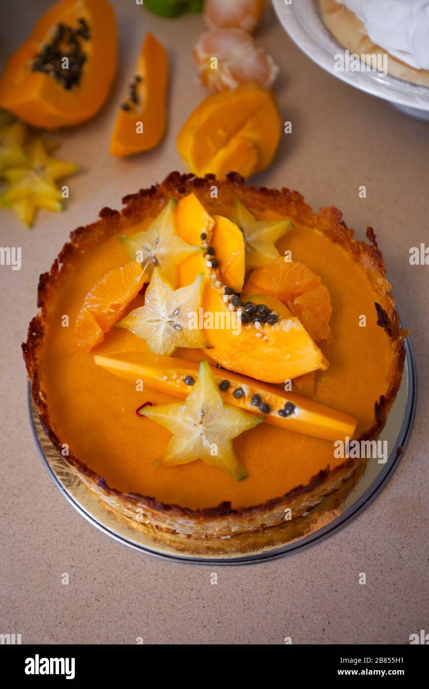 Zubereitung von Kuchen mit frischen Früchten Stockfoto