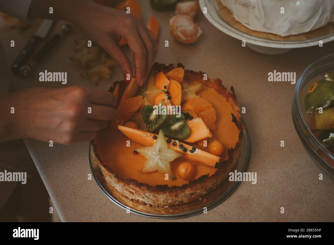 Kuchen mit frischen Früchten Drachenobst Papaya Karambola Stockfoto