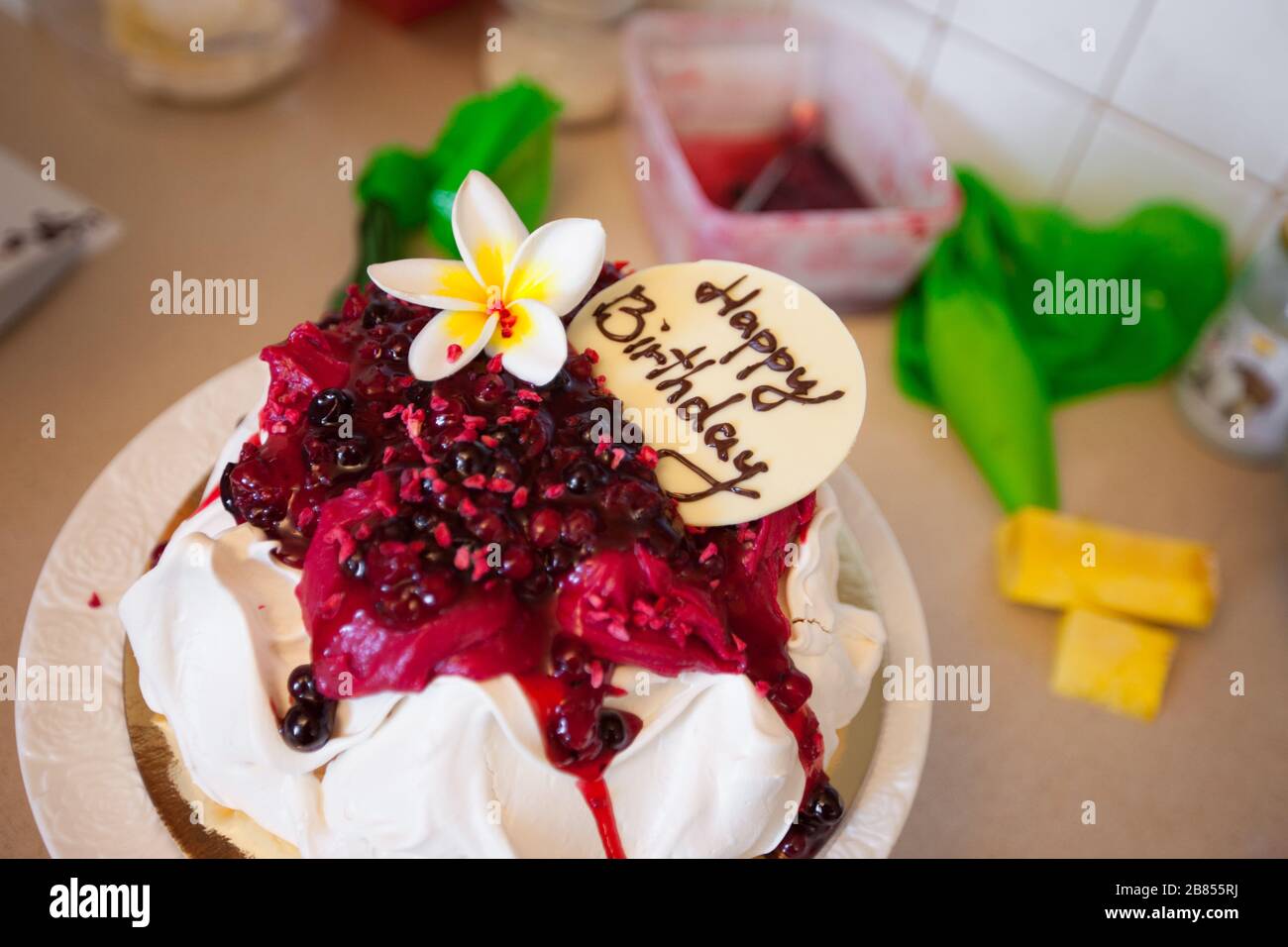 Pavlova-Kuchen mit Obstcreme. Gruß Feier alles gute zum Geburtstag auf Kuchen. Stockfoto