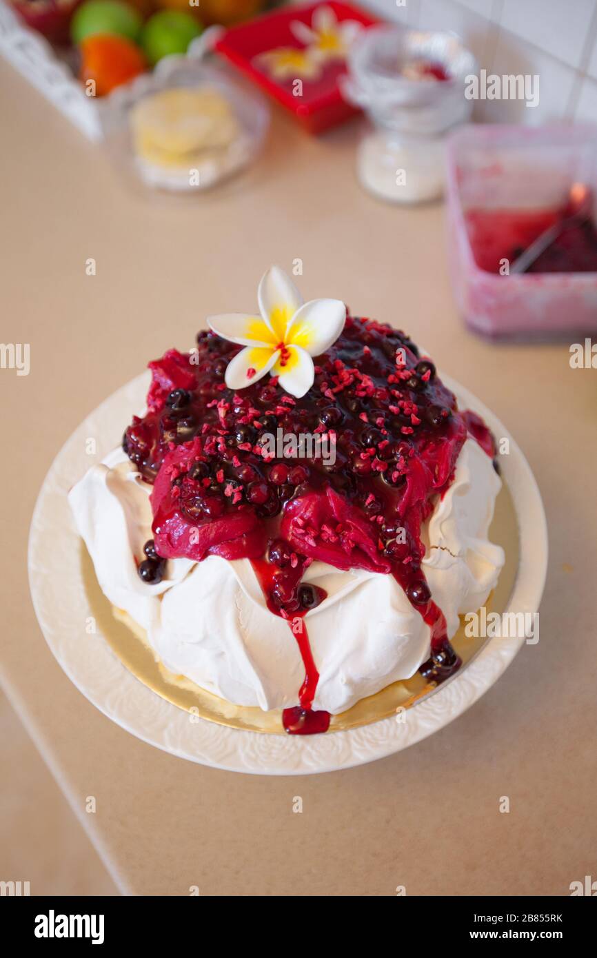 Pavlova-Kuchen mit Obstcreme Stockfotografie - Alamy