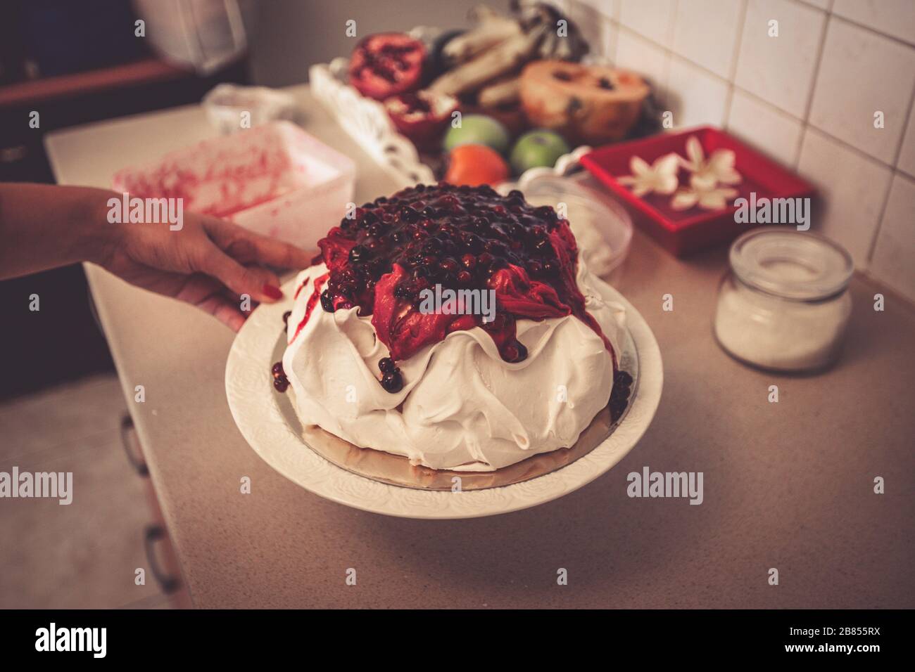 Pavlova-Kuchen mit Obstcreme Stockfoto