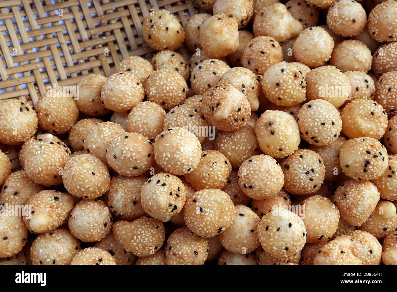 Gebratene Mang Bean gefüllte Bälle, thailändisches Imbissgebäck Schwanenei mit Sesamsamen (Kanom Kai Hong), (Khanom Khai Hong) thailändisches Wort Stockfoto