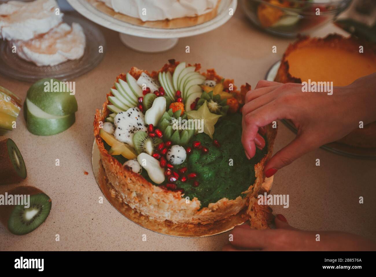 Zubereitung von Kuchen mit frischen Früchten Stockfoto