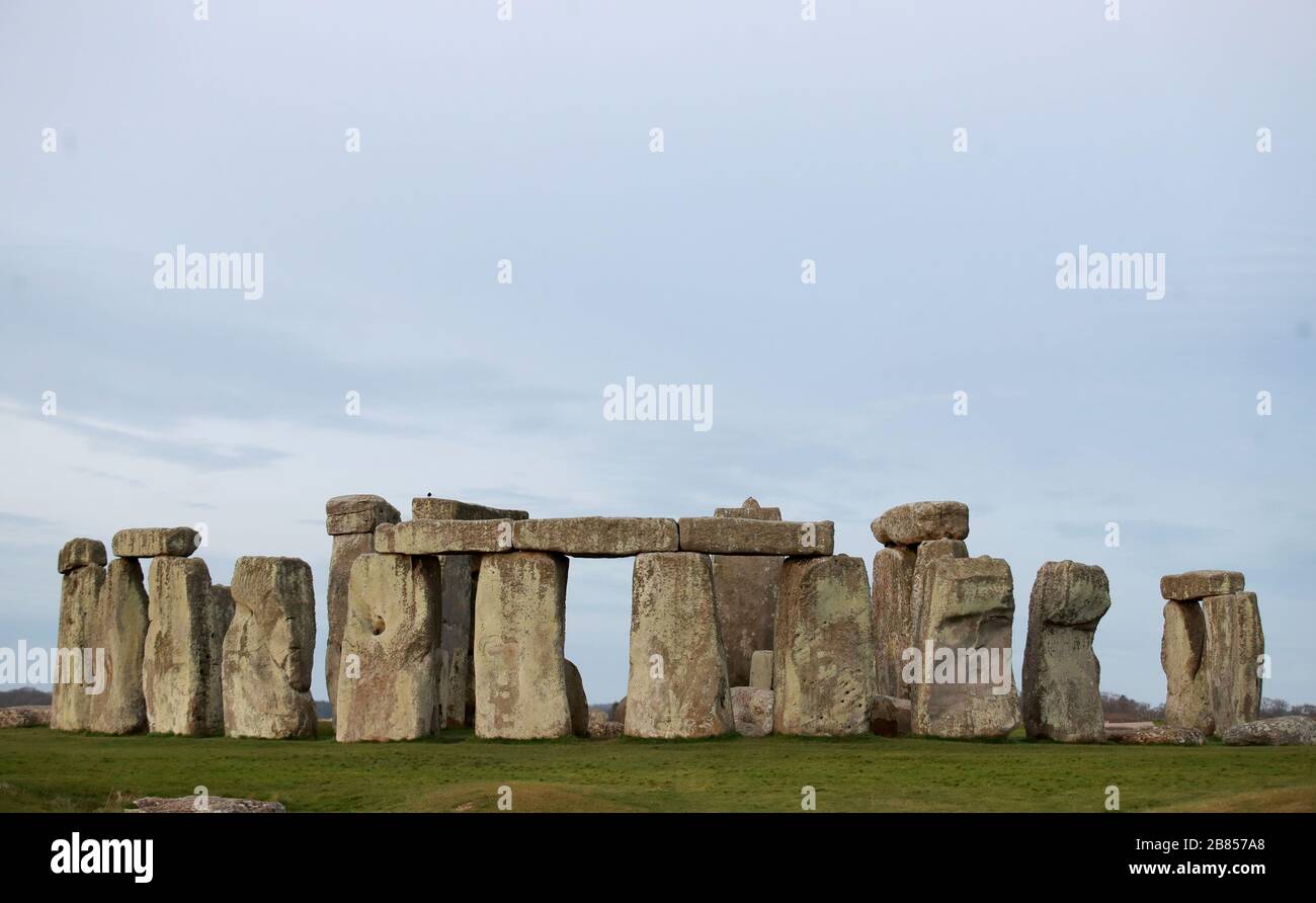 Stonehenge in der Salisbury Plain in in Wiltshire, wo die traditionellen Äquinoktialfeiern innerhalb der Steine abgesagt wurden, nachdem English Heritage, das die Attraktion verwaltet, das Gelände nach Regierungsratschlägen zu Coronavirus bis zum 1. Mai geschlossen hatte. Stockfoto