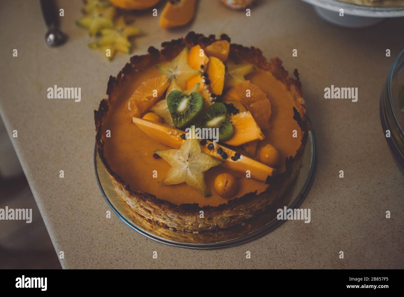 Zubereitung von Kuchen mit frischen Früchten Stockfoto
