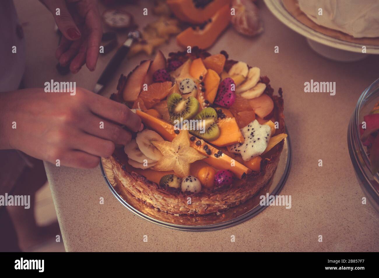 Kuchen mit frischen Früchten Drachenobst Papaya Karambola Stockfoto
