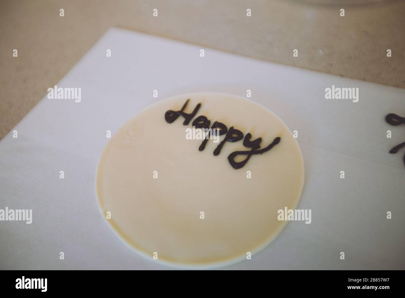 Gruß Feier alles gute zum Geburtstag. Schokoladeninschrift. Dekorationen auf dem Kuchen. Stockfoto