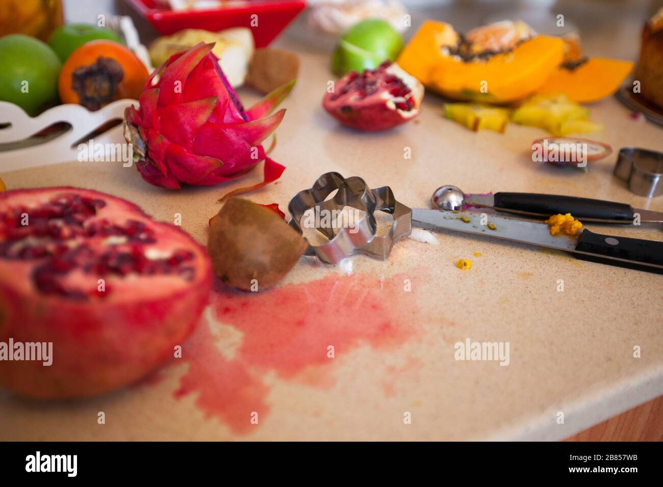 Zubereitung von Kuchen mit frischen Früchten Stockfoto