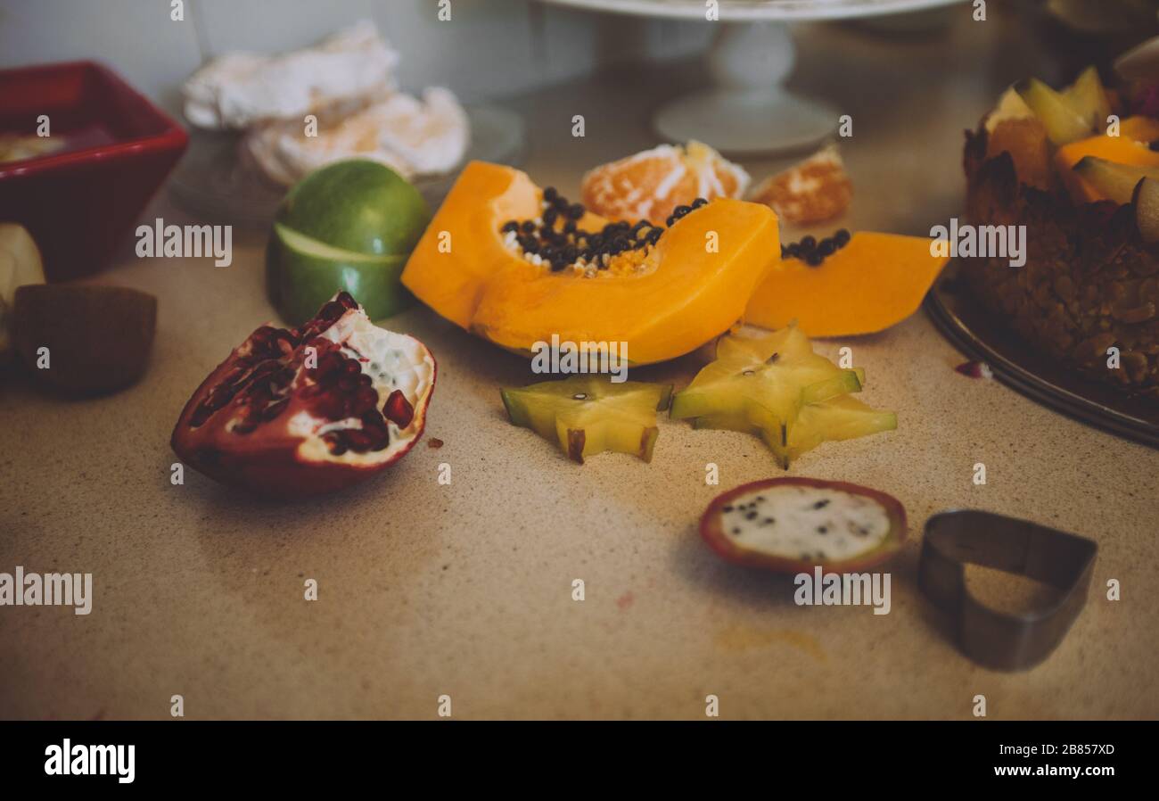 Zubereitung von Kuchen mit frischen Früchten Stockfoto