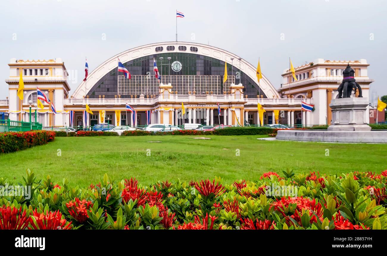 Schöne bunte Blumen vor der Fassade der berühmten Hua Lamphong Station, im Zentrum der Stadt, im Pathum WAN District, Bangkok, Stockfoto