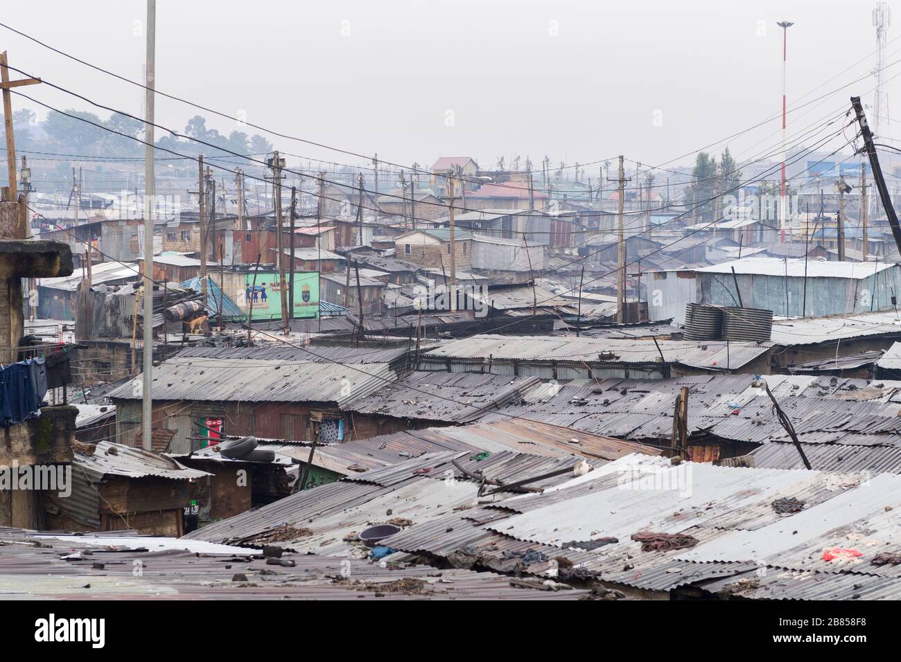 Blick über die Dächer von Mathare, Nairobi, Kenia. Mathare ist eine Sammlung von Slums im Nordosten des zentralen Zentrums von Nairobi, Kenia mit einem PO Stockfoto