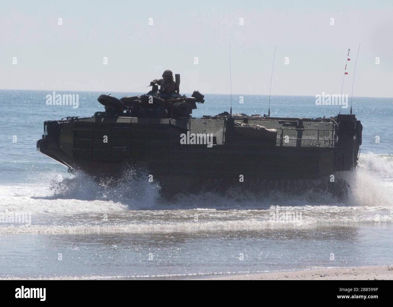 Ein Assault Amphibian Vehicle betritt das Wasser im Camp Lejeune, N.C., 18. März 2020, während des Type Commander Amphibious Training. TCAT hat den Zweck, die 24th Marine Expeditionary Unit und die teilnehmenden Elemente zur Ausübung von zweckdienlichen Befehlen und Kontrollen sowie zur Probe amphibischer Operationen zu nutzen. Die AAV ist mit dem 2nd Assault Amphibian Battalion, 2nd Marine Division. (USA Foto des Marine Corps durch Mitarbeiter Sgt. Mark E Morrow Jr/Released) Stockfoto