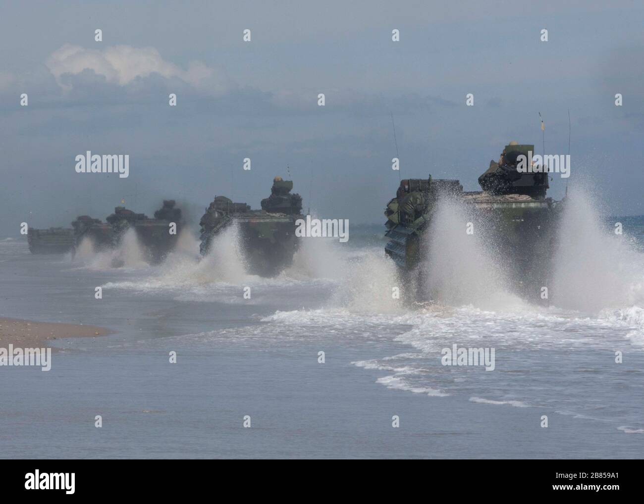 Assault Amphibian Vehicles Manöver in Camp Lejeune, N.C., 18. März 2020, während Type Commander Amphibious Training. TCAT hat den Zweck, die 24th Marine Expeditionary Unit und die teilnehmenden Elemente zur Ausübung von zweckdienlichen Befehlen und Kontrollen sowie zur Probe amphibischer Operationen zu nutzen. Die AAVs sind mit dem 2nd Assault Amphibian Battalion, 2nd Marine Division. (USA Foto des Marine Corps durch Mitarbeiter Sgt. Mark E Morrow Jr/Released) Stockfoto