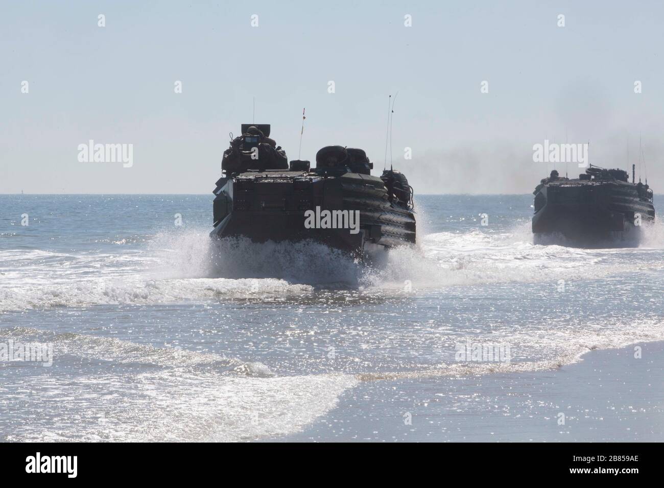 Assault Amphibian Vehicles Manöver auf Camp Lejeune, N.C., 18. März 2020, während Type Commander Amphibious Training. TCAT hat den Zweck, die 24th Marine Expeditionary Unit und die teilnehmenden Elemente zur Ausübung von zweckdienlichen Befehlen und Kontrollen sowie zur Probe amphibischer Operationen zu nutzen. Die AAVs sind mit dem 2nd Assault Amphibian Battalion, 2nd Marine Division. (USA Foto des Marine Corps durch Mitarbeiter Sgt. Mark E Morrow Jr/Released) Stockfoto