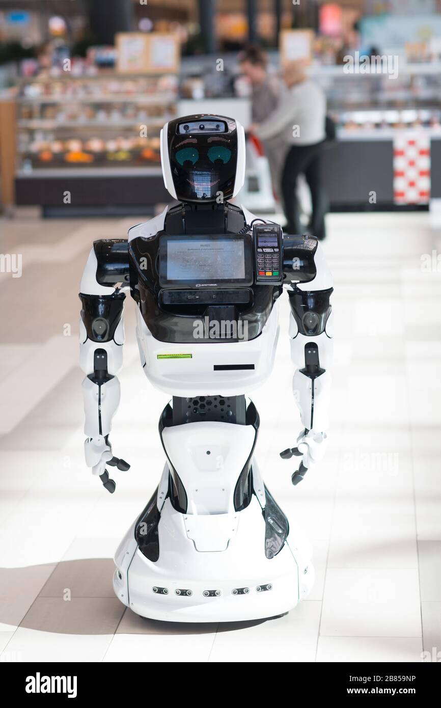 Roboter-Informant im Laden Stockfoto