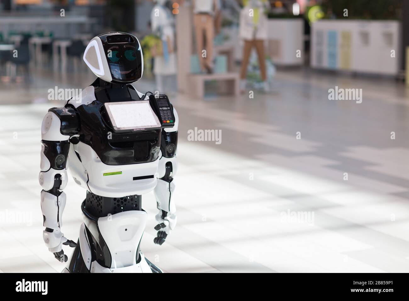 Roboter-Informant im Laden Stockfoto