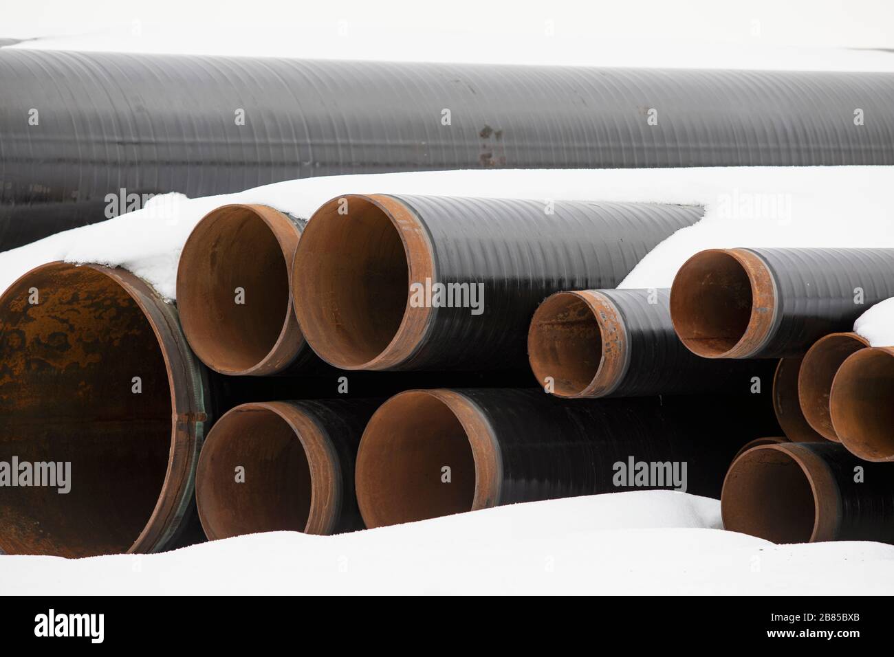 Baumaterialien. Kunststoff-Industrierohre unter Schnee Stockfoto