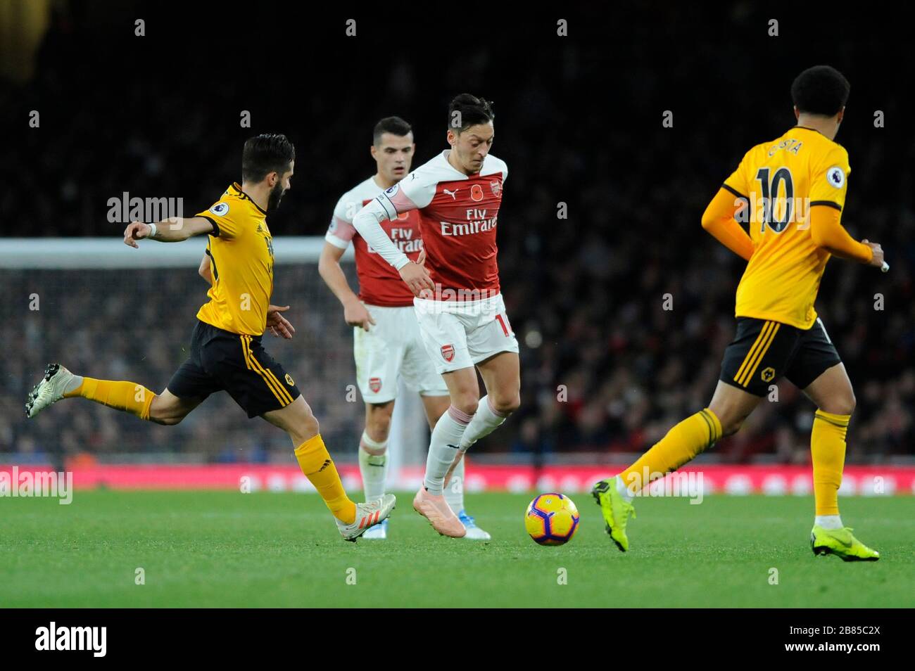 Mesut …zil von Arsenal im Einsatz während des Premier-League-Spiels zwischen Arsenal und Wolverhampton Wanderers im Emirates Stadium in London, Großbritannien - 11. November 2018 Stockfoto