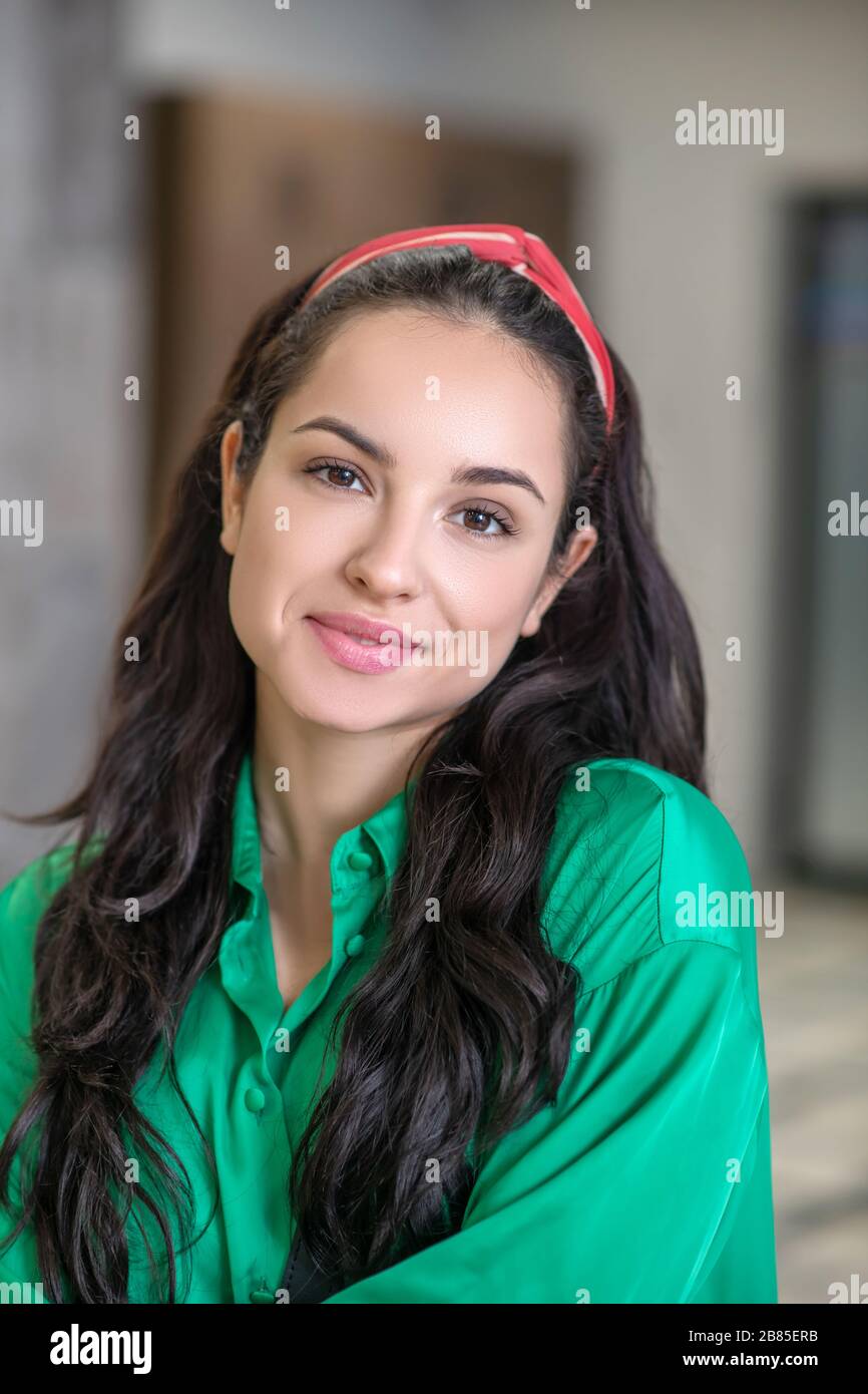 Junge Frau mit langen dunklen Haaren und braunen Augen. Stockfoto