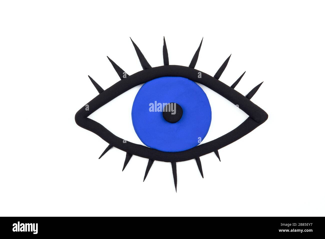 Großes blaues Auge mit Wimpern auf weißem Hintergrund. Augen-, Augen- und Gesundheitskonzept. Flaches Lay, Mockup. Siehe Sense Symbol, Watch Concept. Stockfoto
