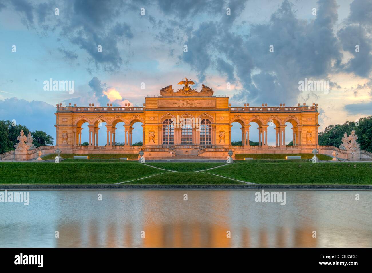 Gloriette im Schloss Schönbrunn, Wien, Österreich während der Blaustunde Stockfoto