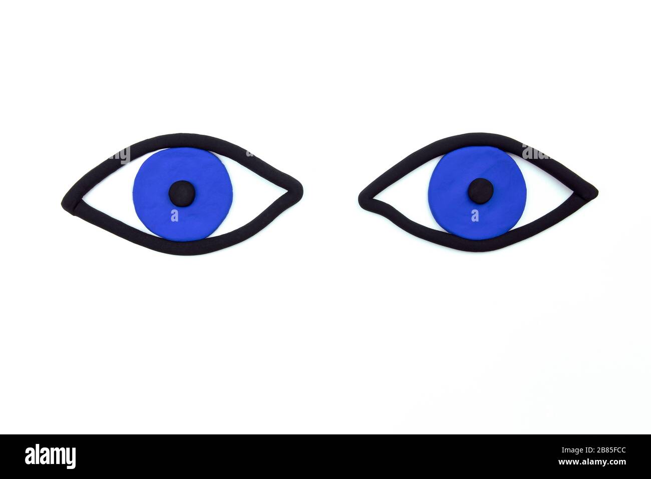 Paar wachende blaue Augen auf weißem Hintergrund. Beobachtungskonzept, flaches Lay Mockup. Augenhintergrund. Stockfoto