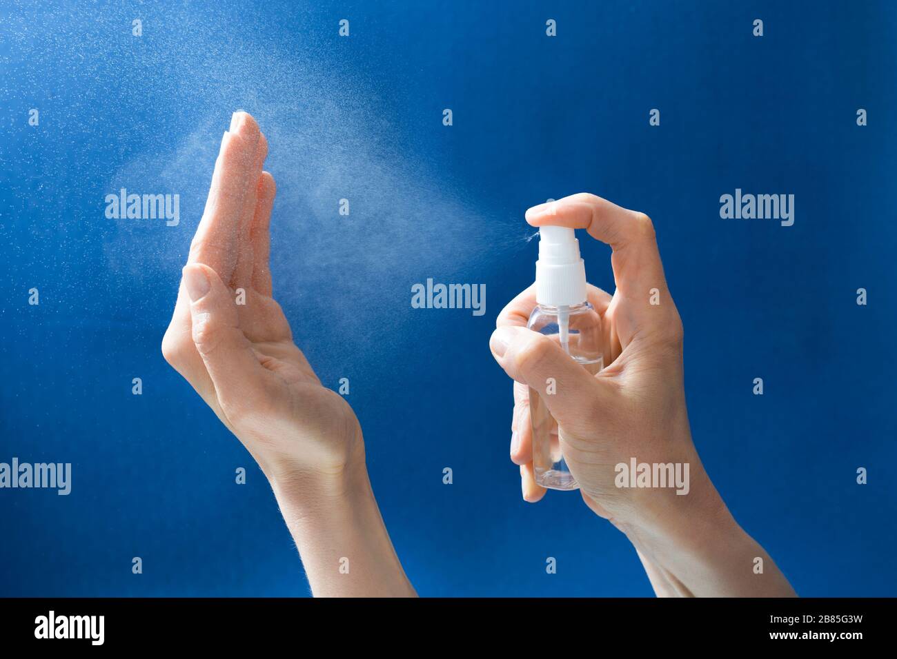 Antiseptisch für Hände. Alkoholspray zur Desinfektion von Handwäsche gegen virale Bakterien. Stockfoto