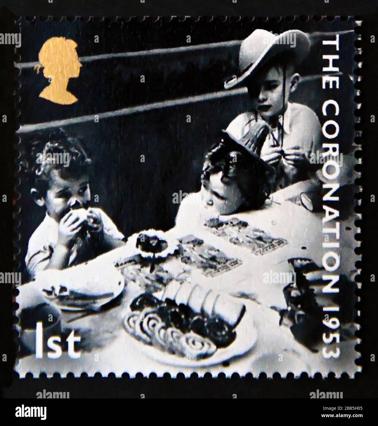 Briefmarke. Großbritannien. Königin Elizabeth II 50-jähriges Jubiläum der Krönung. Kinder essen auf der London Street Party. 1. 2003. Stockfoto