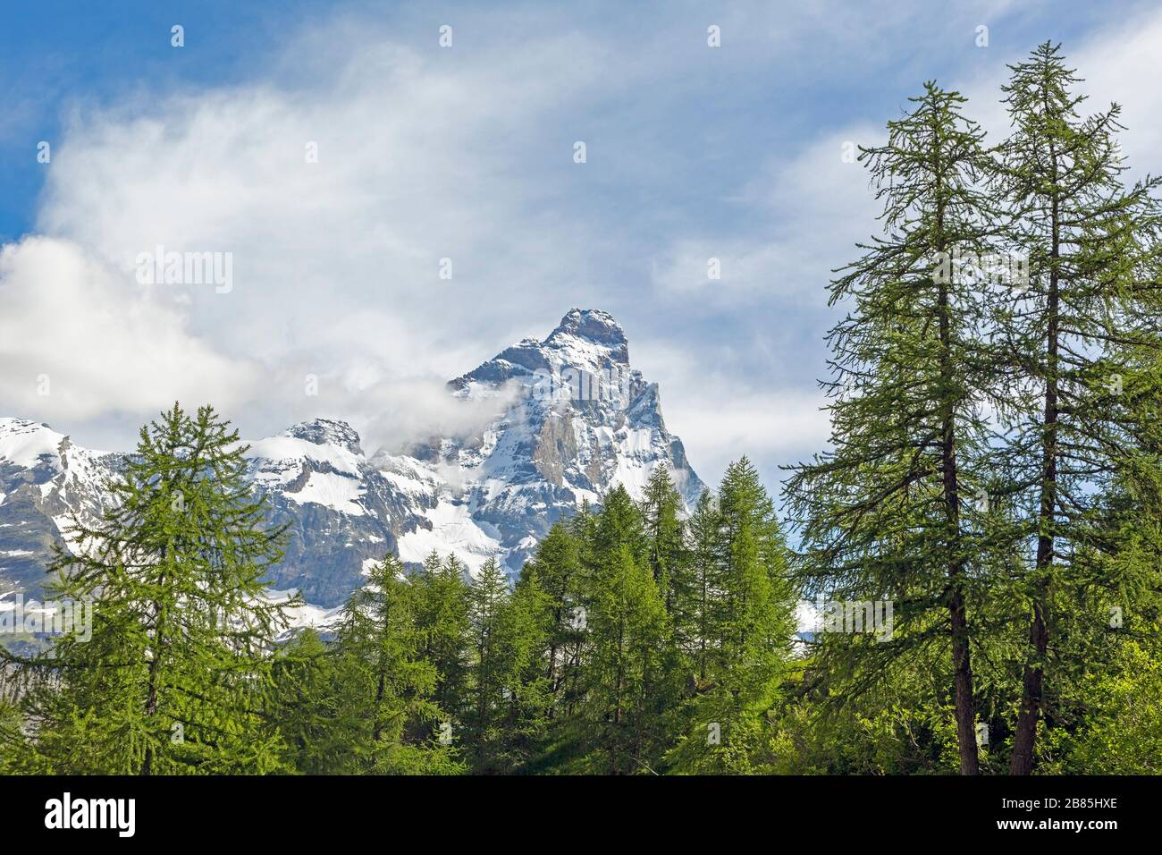 Das Matterhorn von Italien aus gesehen. Der 4.478 Meter hohe Berg (14.692 Fuß) stradelt die Schweizer und italienische Grenze. Stockfoto