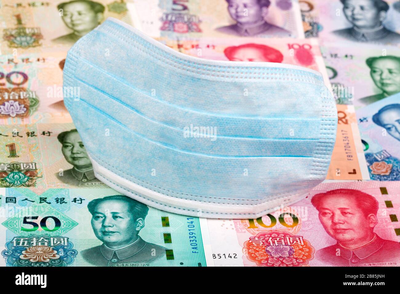 Schutzmaske auf chinesischem Geld - Yuan Stockfoto