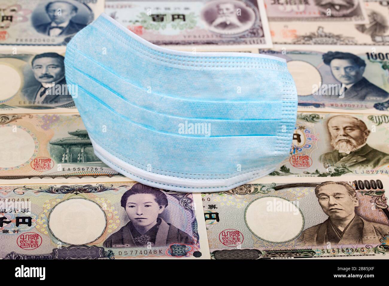 Schutzmaske auf japanischem Geld - Yen Stockfoto