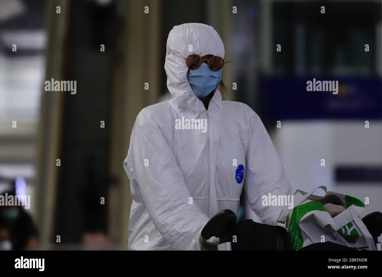 Hongkong, CHINA. März 2020. Weiblicher Passagier, ein Student aus Hongkong kehrte aus Übersee zurück, der mit einer Schutzausrüstung verkleidet wurde, und verlässt die Ankunftshalle am internationalen Flughafen Hongkong. Die Regierung in Hongkong hat begonnen, alle zurückkehrenden HK-Bürger und ausländische Besucher, die aus dem Ausland kommen, 14 Tage lang unter Quarantine oder Selbstisolation zu stellen, als eine härtere Maßnahme zur Bekämpfung der Ausbreitung von Coronavirus, das von einer chinesischen Pneumonie eingeführt wurde, die sich zu einer globalen Pandemie entwickelt hat. ( Dateifoto ) März 19, 2020 Hongkong.ZUMA/Liau Chung-ren Credit: Liau Chung-ren/ZUMA Wire/Alamy Live News Stockfoto