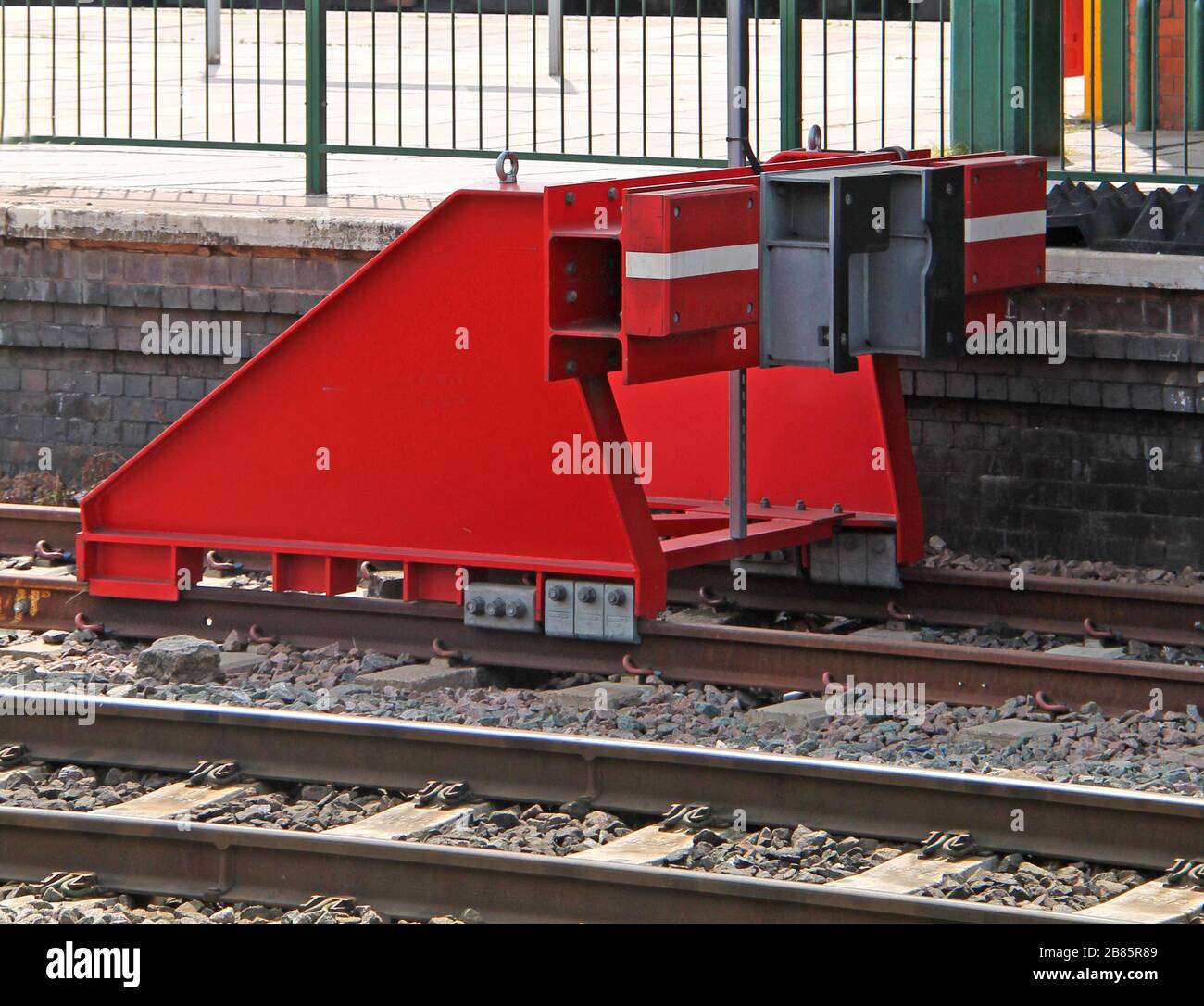 Ein starker Metallzugpuffer auf einer Bahngleise. Stockfoto