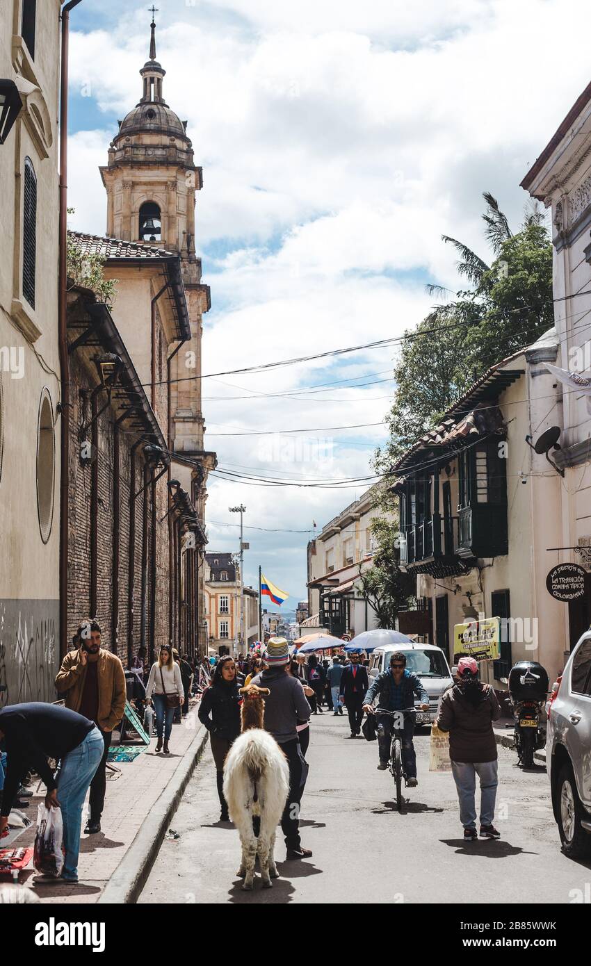 Hektik in einer der geschäftigsten Straßen, die zur Plaza Bolivar in der Altstadt von La Candelaria in Bogota, Kolumbien führt Stockfoto