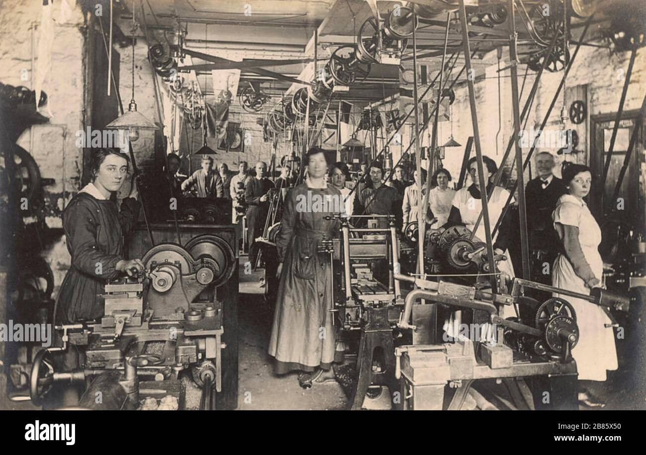 DIE ARBEITER in einer nicht identifizierten Fabrik um 1900 LASCHEN. Gesundheit und Sicherheit sind kein großes Problem. Stockfoto