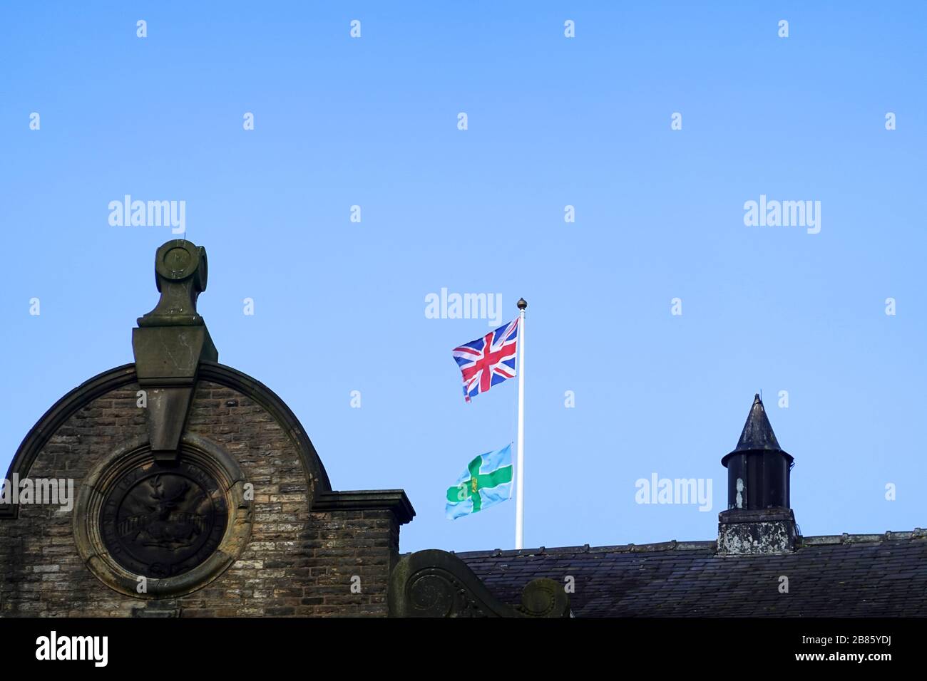 Die Gewerkschaft und Derbyshire County Flags flattern über New Mills eigener Halle, Derbyshire. Stockfoto