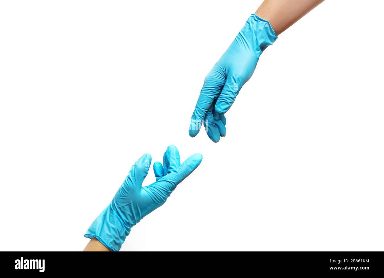 Hände von Menschen in medizinischen Handschuhen, die sich gegenseitig auf weißem Hintergrund erreichen. COVID-19 Pandemie-Konzept. Stockfoto
