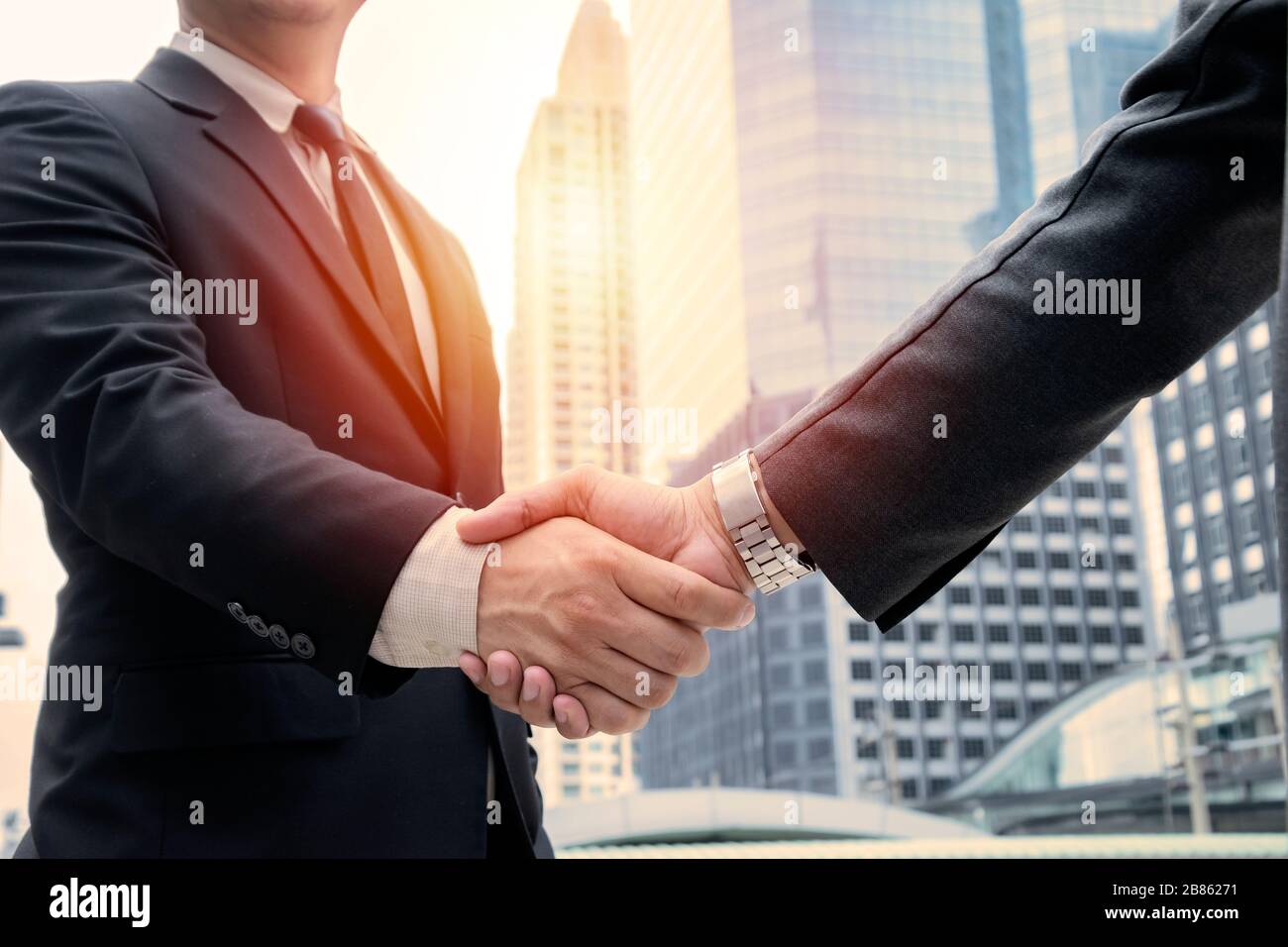 Geschäftskonzept: Deal, Joint Venture, Start up. Geschäftsleute, die sich auf den Hintergrund des Stadtbaus, die Beschäftigung und die Einstellung, Unternehmer gut machen Stockfoto
