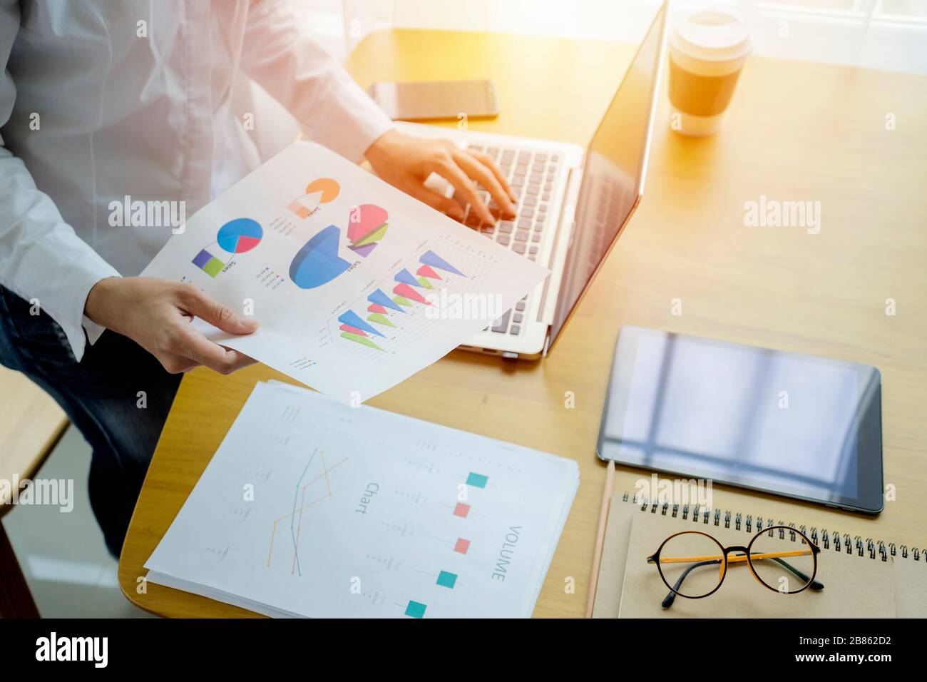 Business Analyzing Investment Charts with Laptop. Arbeit mit Finanzdiagrammen Diagramme online, mit Geschäftssoftware für Datenanalyse und projec Stockfoto