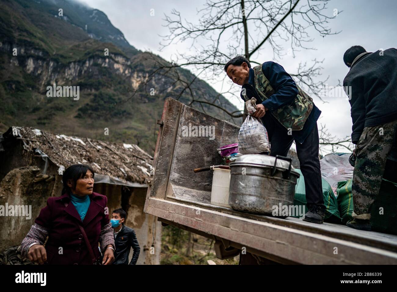 (200320) -- KUNMING, 20. März 2020 (Xinhua) -- Villager Yan Fugao (2. R) und seine Frau Wang Daxiang laden ihre Mitarbeiter auf einen Lastwagen, bevor sie das Umsiedlungsgebiet Maojiawan im Dorf Luoqiu in der Daxing-Stadt Yongshan im Südwesten Chinas Provinz Yunnan, 14. März 2020, verlassen. Das Dorf Luoqiu liegt tief in den Bergen der südwestchinesischen Provinz Yunnan und beherbergt nur Dutzende von Haushalten, die sich im Tal der Berge verstreut haben. Der Dorfbewohner Yan Fugao und seine Frau Wang Daxiang leben seit mehr als 20 Jahren hier. Die raue Berglandschaft hier hat den wirtschaftlichen Akt der Einheimischen stark eingeschränkt Stockfoto